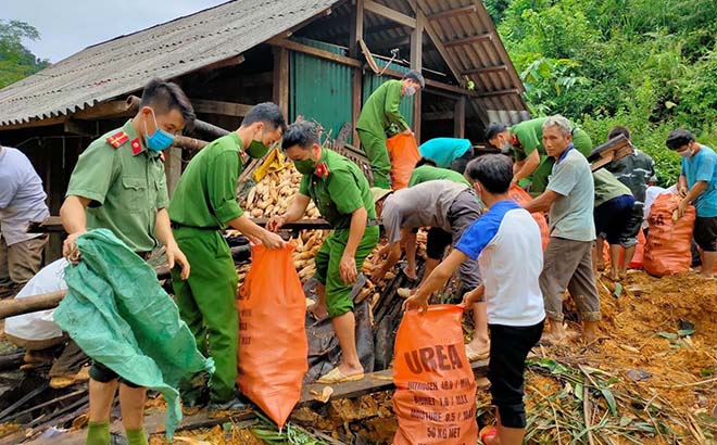 Công an huyện Na Hang (Tuyên Quang) hỗ trợ người dân thôn Khau Phiêng di dời tài sản, hoa màu.