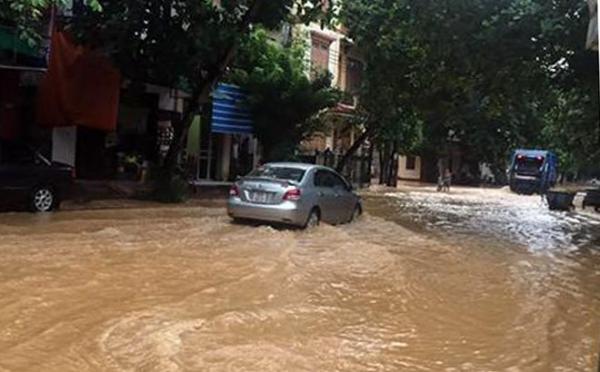 Đường Kim Đồng, phường Minh Tân, thành phố Yên Bái thường xuyên bị ngập sâu khi có mưa to kéo dài, người dân cần chủ động ứng phó.