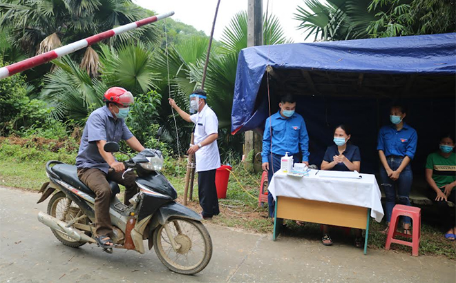 Cán bộ y tế, đoàn viên thanh niên xã Xuân Lai, huyện Yên Bình trực chốt kiểm soát dịch Covid-19. Ảnh: Bùi Minh.