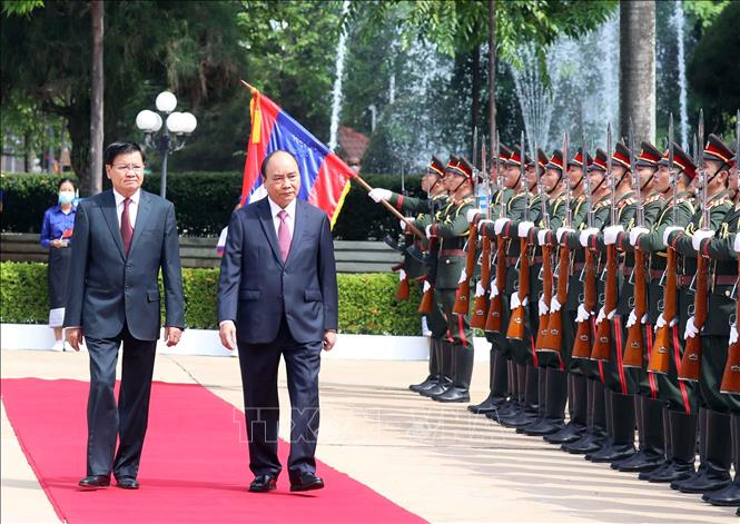 Tổng Bí thư, Chủ tịch nước Lào Thongloun Sisoulith và Chủ tịch nước Nguyễn Xuân Phúc duyệt đội danh dự.