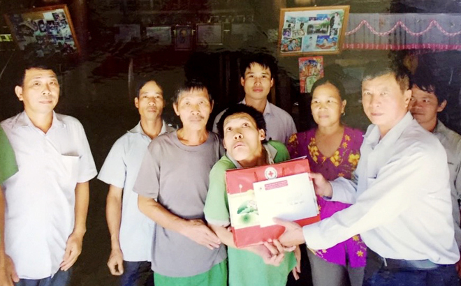 Col. Nguyen Van Dung – Chairman of the provincial Association for AO/Dioxin Victims (right) presents gift to AO/dioxin victims in Phuc Ninh commune, Yen Binh district.