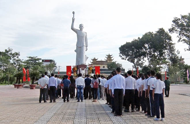 Đài tưởng niệm đồng chí Võ Văn Tần tại huyện Đức Hòa, tỉnh Long An. Ảnh tư liệu của Báo Long An.