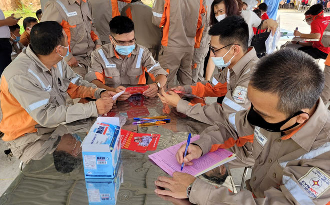 Officials, employees of Yen Bai Power Company join the voluntary blood donation campaign.