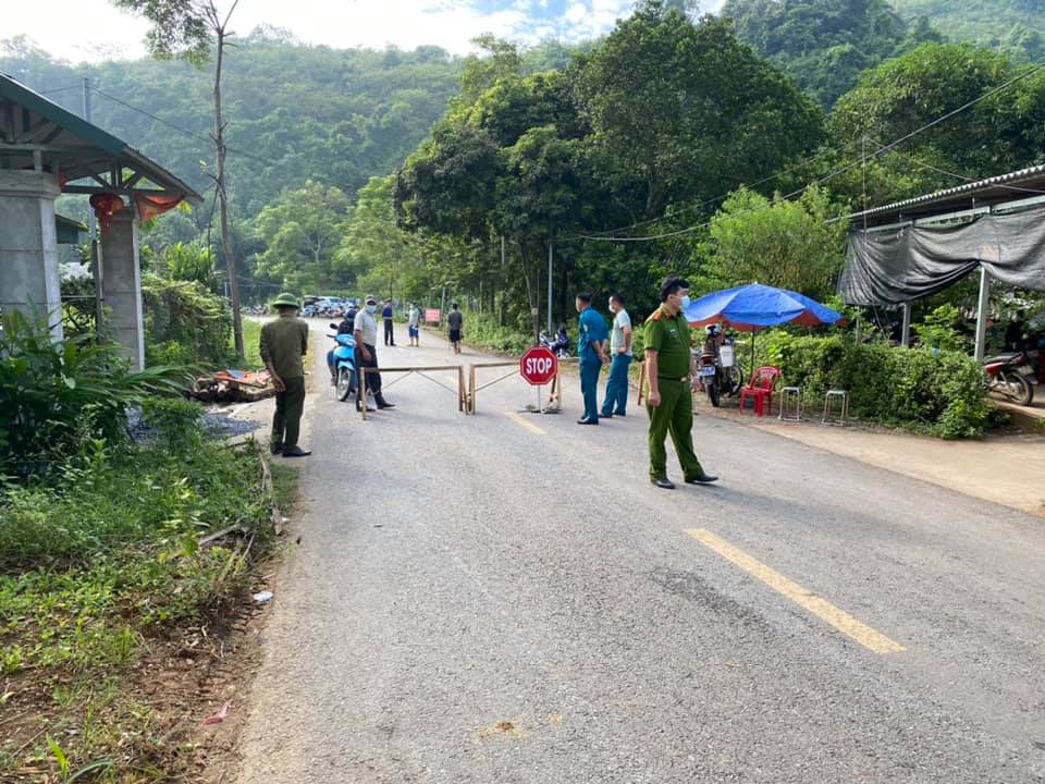 Chốt kiểm dịch trên đèo Lũng Lô, xã Thượng Bằng La, huyện Văn Chấn, tỉnh Yên Bái, nơi tiếp giáp với huyện Phù Yên, tỉnh Sơn La. (Nguồn: FB Bản tin Văn Chấn)