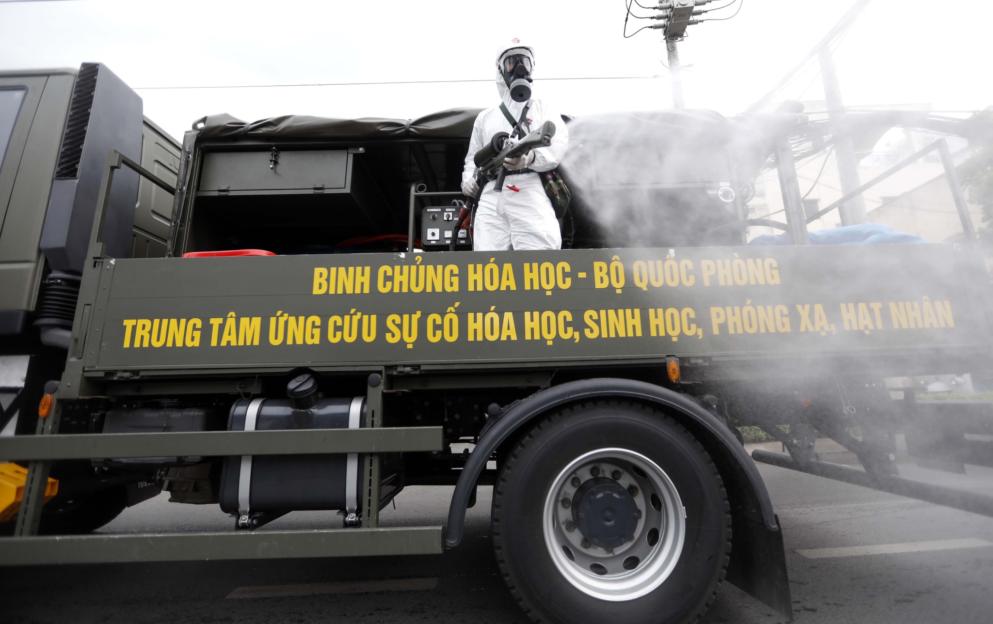 Xe đặc chủng của Binh chủng Hóa học - Bộ Quốc phòng phun khử trùng trên đường Quang Trung, quận Gò Vấp, thành phố Hồ Chí Minh (Ảnh: Báo Thanh Niên)