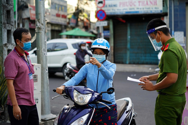 TP.HCM thay đổi quy định một số nhóm đối tượng được phép ra đường
