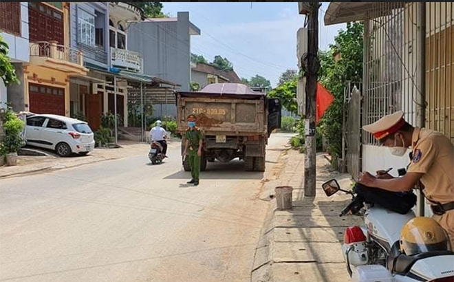 Lực lượng cảnh sát giao thông xử lý phương tiện chở đất vi phạm quy định trên tuyến đường Hoàng Văn Thụ, phường Minh Tân, thành phố Yên Bái.