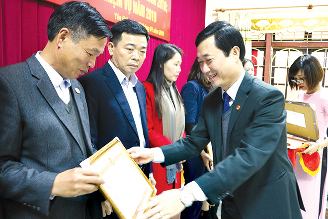 Đồng chí Nguyễn Minh Tuấn - Ủy viên Ban Thường vụ, Trưởng ban Tuyên giáo Tỉnh ủy trao thưởng cho các tập thể, cá nhân có thành tích xuất sắc trong công tác tuyên giáo 2019.