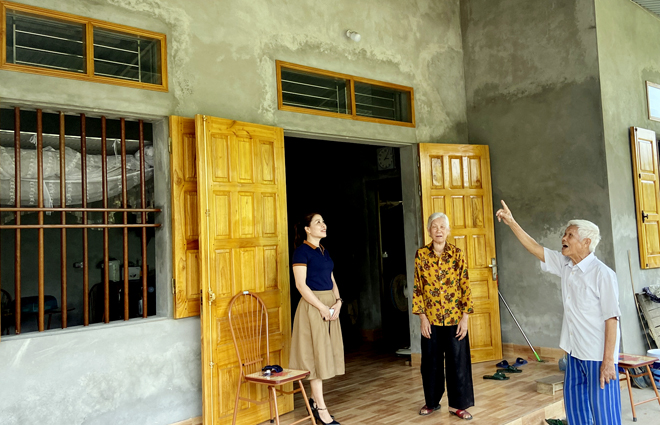 Family of Nguyen Thi Hien Thuc, a martyr’s relative residing in Nguyen Phuc ward of Yen Bai city, rejoices at their new house built recently with the city's support.