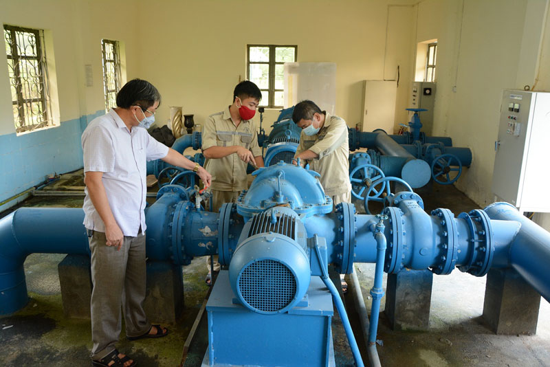 Officials check operation of the clean water pumping station at Nghia Lo Water Distribution joint Stock Company.