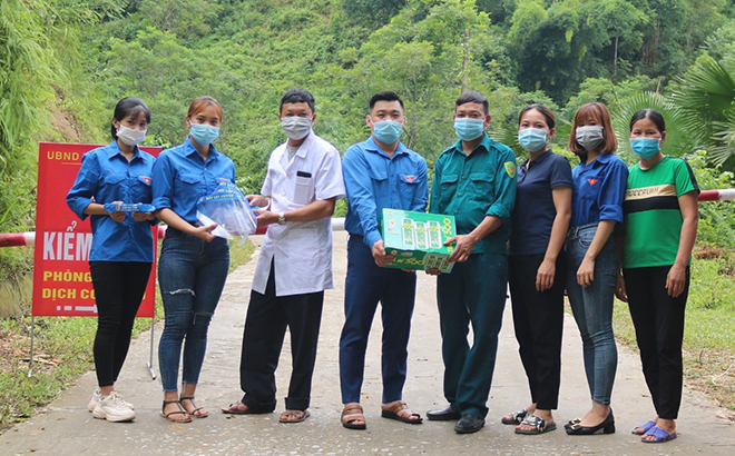 Tuổi trẻ xã Xuân Lai (Yên Bình) tặng quà, động viên lực lượng trực chốt kiểm dịch y tế trên địa bàn.