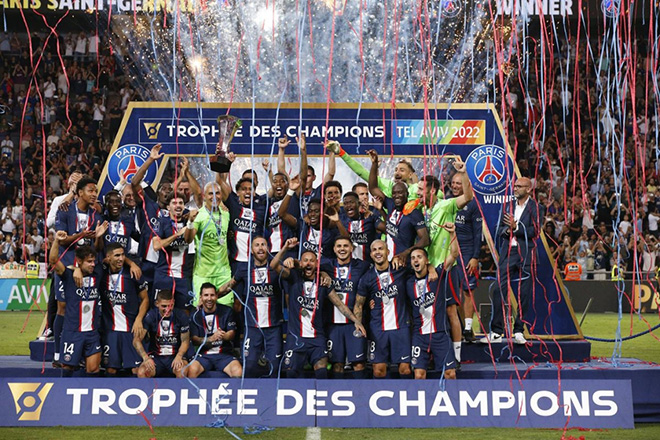 Cầu thủ PSG nâng Siêu Cup Pháp trên sân Bloomfield, Tel Aviv ngày 31/7.