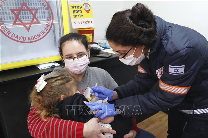 Nhân viên y tế tiêm vaccine ngừa COVID-19 cho trẻ em tại Tel Aviv, Israel.