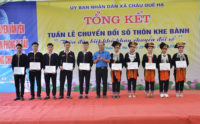 Lãnh đạo xã Châu Quế Hạ trao giấy chứng nhận hộ gia đình số cho người dân thôn Khe Bành.