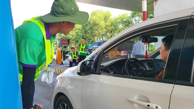 Ngày đầu thu phí tự động hoàn toàn trên các tuyến cao tốc, vẫn còn xảy ra một số lỗi dẫn tới ùn ứ phương tiện.