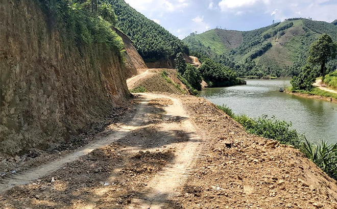 Việc mở mới tuyến đường Khe Ngõa - Vàng Mỏ đấu nối với xã Viễn Sơn sẽ khắc phục tình trạng cách trở giao thông của thôn Trung Tâm, xã Mỏ Vàng bởi dòng suối Thít Con.