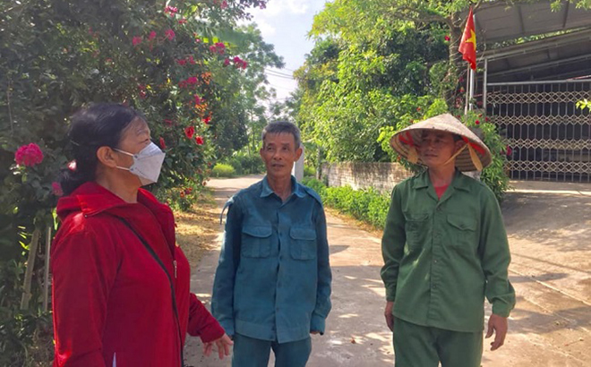 Bà Lê Thị Lan - Bí thư chi bộ thôn Hồng Thái xã Nga Quán trao đổi với các hộ dân về làm đường giao thông nông thôn
