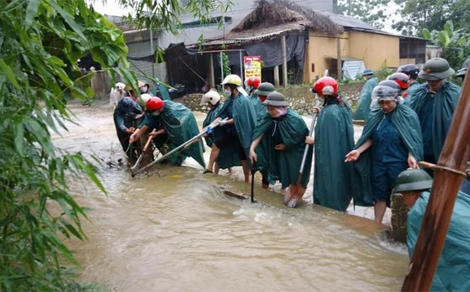 Cán bộ Chi cục Thủy lợi tỉnh kiểm tra hệ thống cảnh báo lũ ngòi Thia, thị xã Nghĩa Lộ.