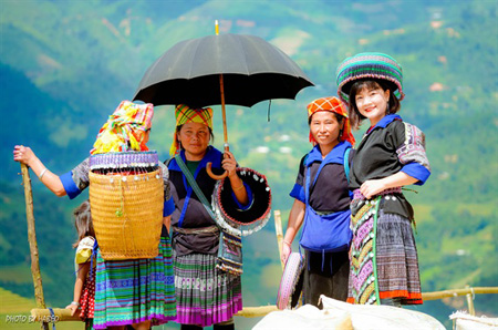 Người Mông huyện Mù Cang Chải, tỉnh Yên Bái làm du lịch sinh thái.