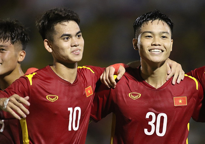 Văn Khang (trái) ăn mừng sau khi ghi bàn quyết định đánh bại Malaysia tối 7/8.