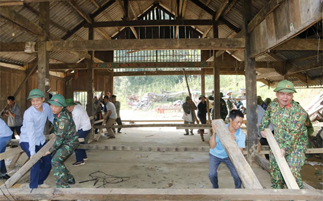 Cán bộ, chiến sĩ Ban Chỉ huy Quân sự huyện Văn Yên giúp đỡ các gia đình sửa chữa nhà ở tại xã Xuân Tầm.