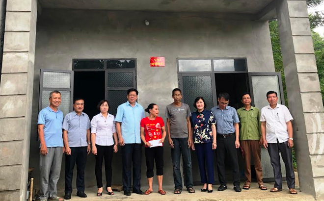 Lãnh đạo Ủy ban Mặt trận Tổ quốc tỉnh trao tiền hỗ trợ cho gia đình ông Hà Văn Ắt, thôn bản Cóc,  xã Sơn A, thị xã Nghĩa Lộ.