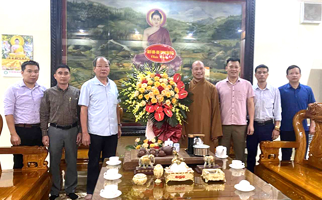 The provincial working team presented flowers to the Executive Council of the Yen Bai Buddhist Sangha.