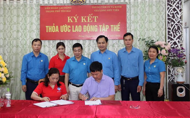 Công đoàn cơ sở trực thuộc Liên đoàn Lao động thành phố Yên Bái ký thỏa ước lao động tập thể với chủ doanh nghiệp.