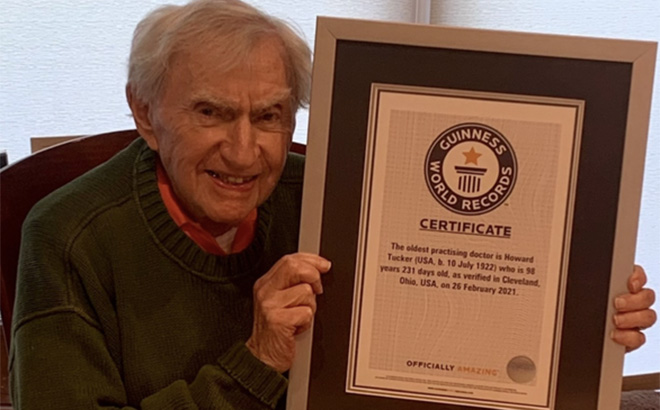 Bác sĩ người Mỹ Howard Tucker cầm tấm bằng xác nhận kỷ lục là bác sĩ lớn tuổi nhất thế giới còn đang hành nghề của Guiness.
