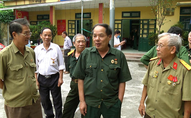 Hội viên cựu chiến binh phường Nguyễn Thái Học, thành phố Yên Bái trao đổi kinh nghiệm trong công tác xây dựng Hội vững mạnh.