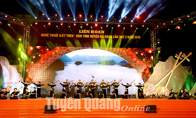 Một tiết mục hát Then được biểu diễn tại Liên hoan hát Then, đàn Tính huyện Na Hang năm 2019.