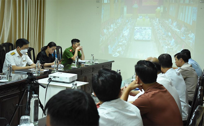 Ban Chỉ đạo Chuyển đổi số huyện Lục Yên tham dự Hội nghị chuyển đổi số của tỉnh tại điểm cầu huyện Lục Yên.