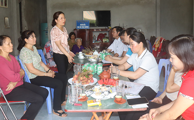 Bà Dương Thị Hải Yến - Chủ tịch Hội LHPN thành phố thăm hộ gia đình tại xã Tân Thịnh