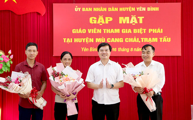 Lãnh đạo huyện Yên Bình tặng hoa động viên các giáo viên tham gia biệt phái tại huyện Mù Cang Chải và Trạm Tấu