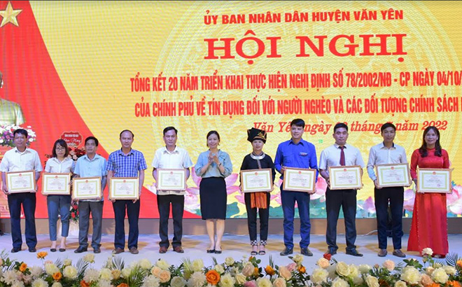 UBND huyện Văn Yên khen thưởng các tập thể, cá nhân có thành tích tiêu biểu trong 20 năm thực hiện Nghị định số 78/2002/NĐ-CP của Chính phủ.