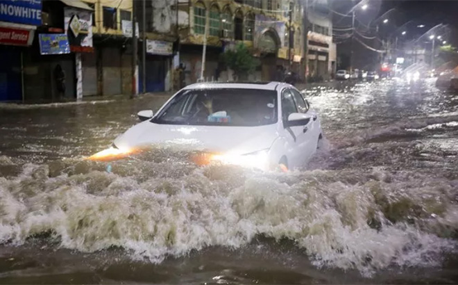 Một tuyến đường ở TP Karachi, tỉnh Sindh – Pakistan, ngập nặng sau trận mưa lớn vào cuối tháng 7-2022