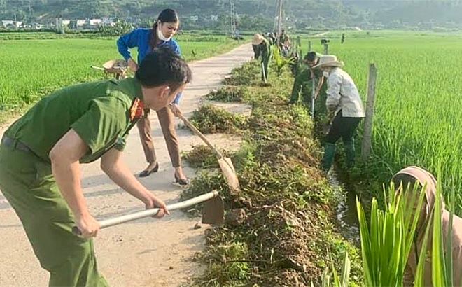 Chi đoàn thanh niên Công an huyện Văn Chấn phối hợp với xã Đồng Khê vệ sinh môi trường tại thôn Bản Tạo, xã Đồng Khê.