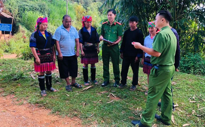 Công an xã Púng Luông tuyên truyền vận động người dân chấp hành tốt các chủ trương, chính sách, pháp luật của Đảng và Nhà nước.