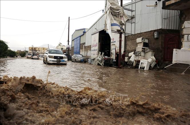 Cảnh ngập lụt sau những trận mưa lớn tại Sanaa, Yemen, ngày 1/8/2022.