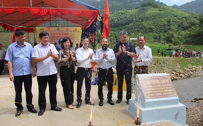 Các đồng chí đại biểu gắn biển tên khánh thành công trình cầu “Khuyến học – Dân trí” tại thôn Khe Kẹn, xã Cát Thịnh, huyện Văn Chấn.