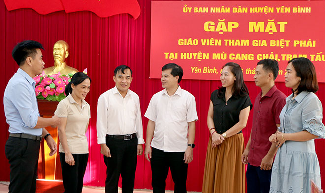 Lãnh đạo huyện Yên Bình gặp gỡ và động viên các thầy cô giáo biệt phái hỗ trợ giảng dạy môn Tiếng Anh tại 2 huyện vùng cao Trạm Tấu và Mù Cang Chải.
