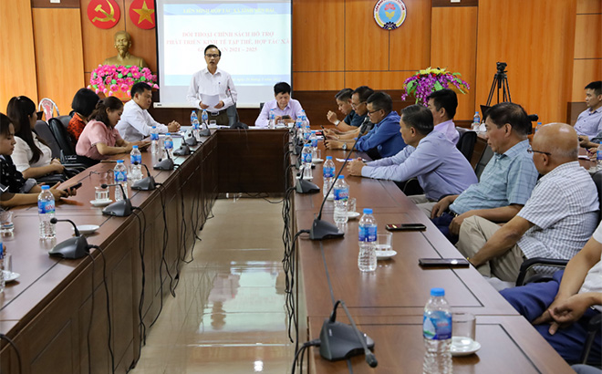 Lãnh đạo Liên minh HTX tỉnh Yên Bái thông tin về các chính sách hỗ trợ, phát triển KTTT, HTX tại chương trình đối thoại chính sách hỗ trợ phát triển KTTT, HTX.