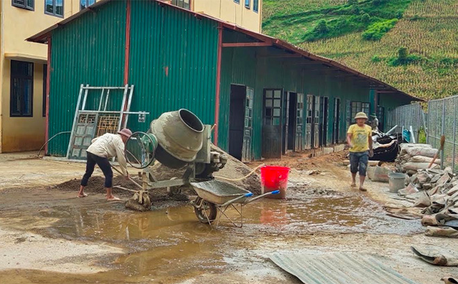 Trường Phổ thông Dân tộc bán trú Tiểu học Khao Mang khẩn trương hoàn thiện công trình phụ trợ tại khu phòng ở bán trú cho học sinh.