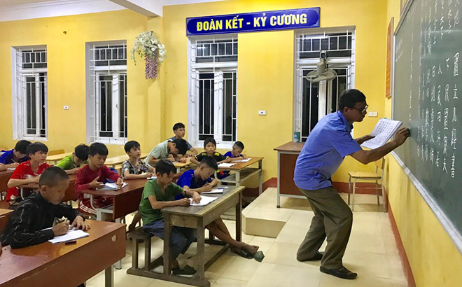 Một buổi lên lớp của thầy, trò dạy tiếng Nôm Dao ở huyện Lục Yên, Yên Bái