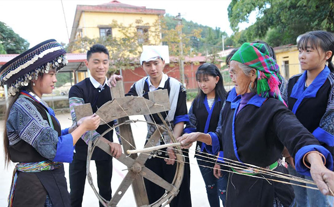 Từ năm 2022, việc triển khai chương trình bảo tồn giữ gìn nghề thêu, dệt thổ cẩm dân tộc Mông sẽ được triển khai thí điểm trong trường học.
