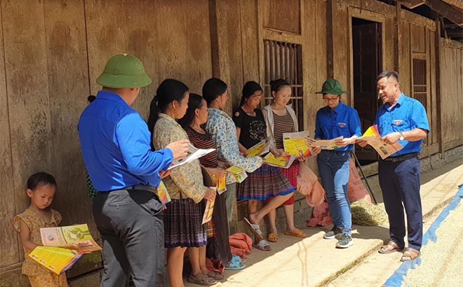 Đoàn Thanh niên huyện Văn Chấn tuyên truyền cho đồng bào dân tộc thiểu số trên địa bàn về hệ lụy của việc tảo hôn, hôn nhân cận huyết thống.