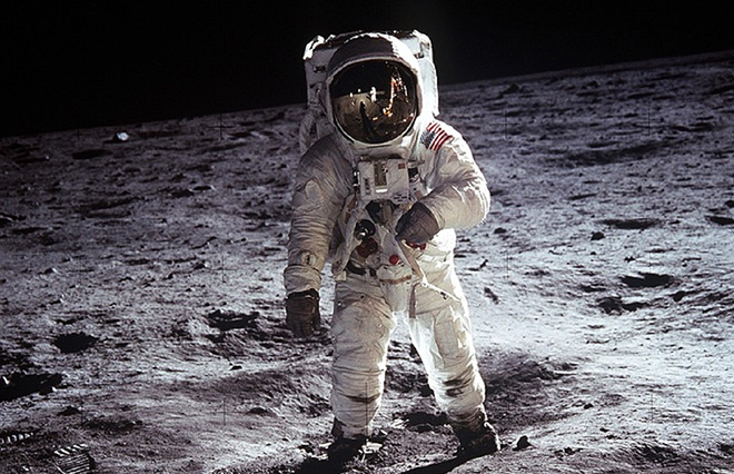 Phi hành gia tàu Apollo 11 trong bộ đồ vũ trụ lần đầu tiên đặt chân lên Mặt trăng.