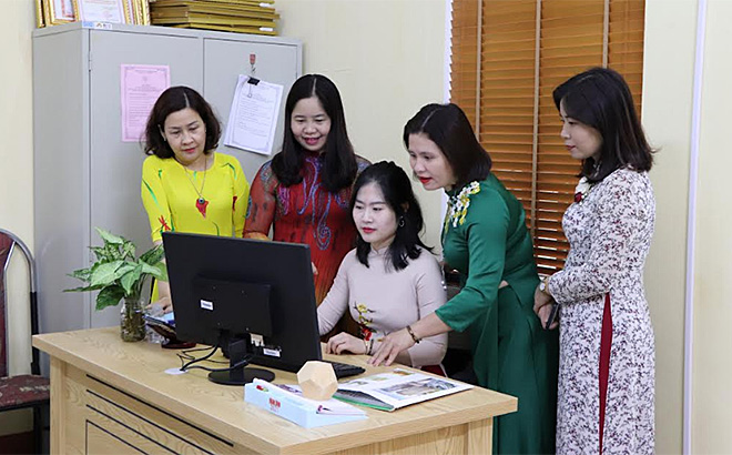 Cán bộ Hội Liên hiệp Phụ nữ tỉnh trao đổi về việc ứng dụng công nghệ thông tin trong công tác tuyên truyền, tập hợp, quản lý hội viên, phụ nữ.