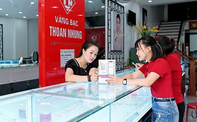 Đoàn viên Chi đoàn Agribank Chi nhánh Bắc Yên Bái tư vấn, giới thiệu sản phẩm dịch vụ của Agribank đến tận nhà.