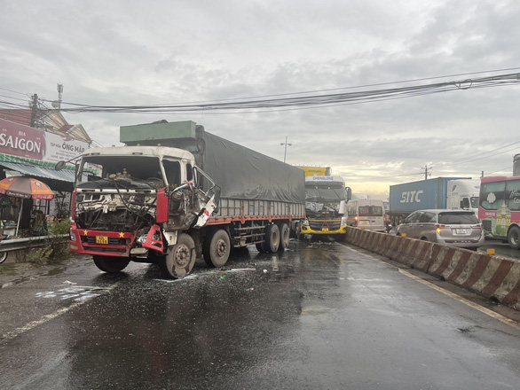 Vụ tai nạn trên quốc lộ 1, đoạn qua huyện Cái Bè, tỉnh Tiền Giang gây ra vụ kẹt xe kéo dài tới tận địa bàn tỉnh Vĩnh Long